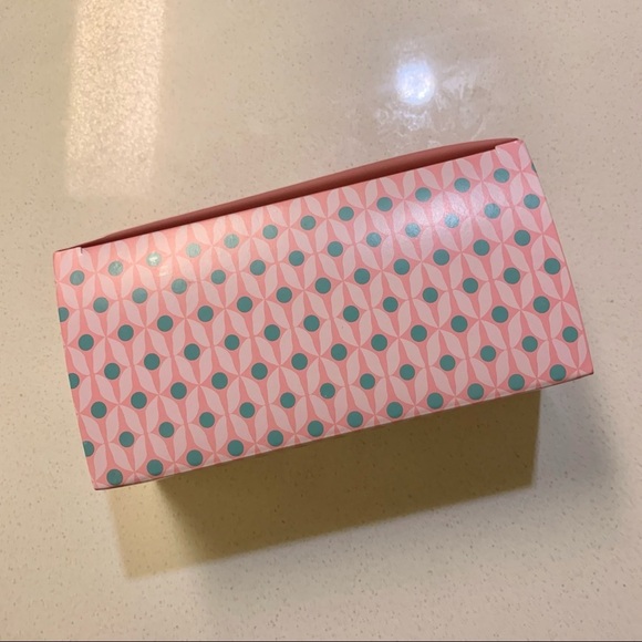 Wipeys Luxury Face Wipes Pack of 20 - Picture 4 of 6